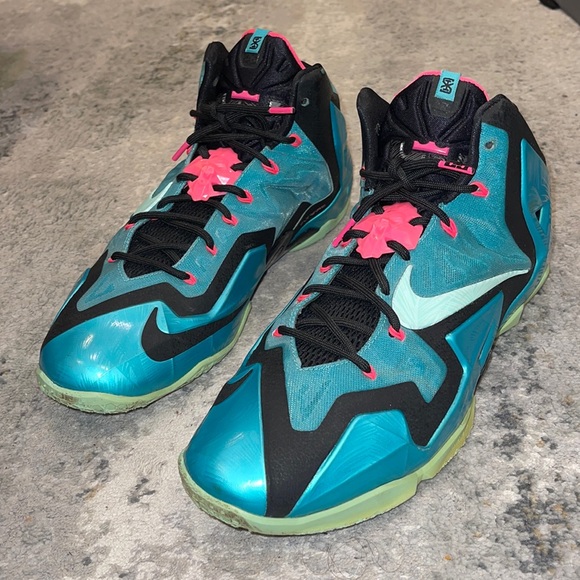 Nike | LeBron James 11 South Beach - Picture 2 of 9